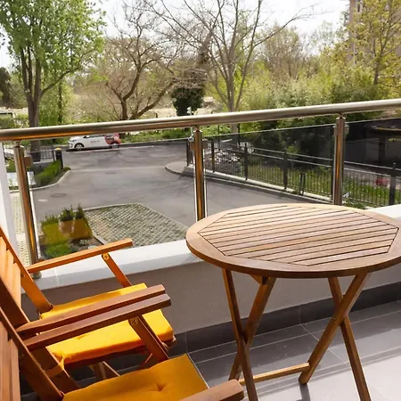 Apartment ~ The Citrus Flat ~ With A Free Parking Spot