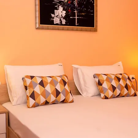 ~ The Citrus Flat ~ With A Free Parking Spot *