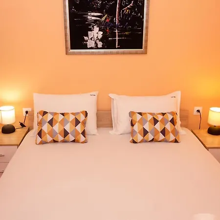 ~ The Citrus Flat ~ With A Free Parking Spot *